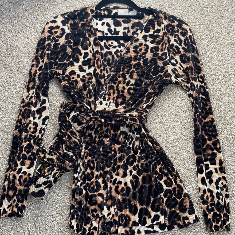 Leopard V-Neck Long Sleeve Wrap Top. US 4. Like New